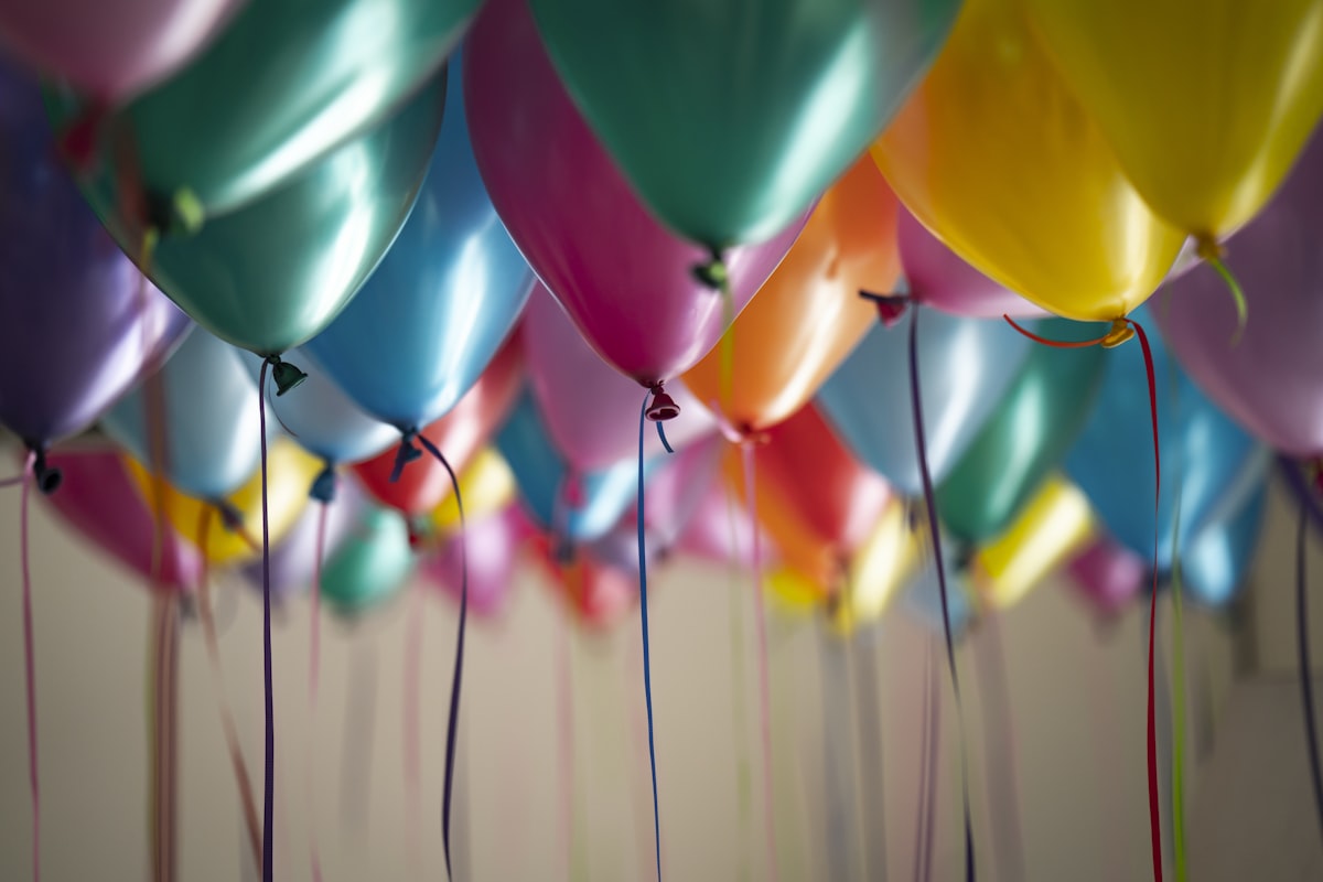 Fête d'anniversaire festive avec lumières dorées